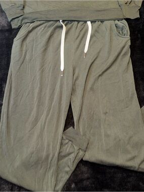 FEAT Chelsea Kauai Flowstate Lounge Set Olive Green Soft Sustainable Joggers Med
